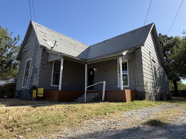 Building Photo - 418 N Clements St