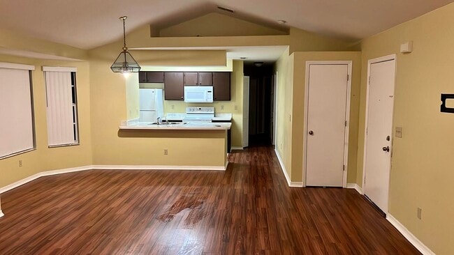 Building Photo - Spacious 3 bedroom condo, perfectly located near shopping & attractions!