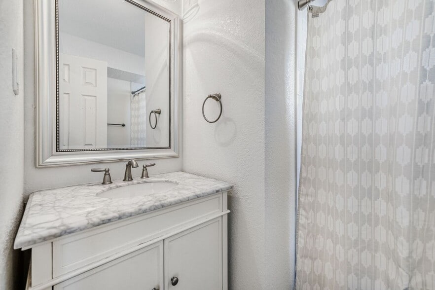 Building Photo - 4585 Martin Dr