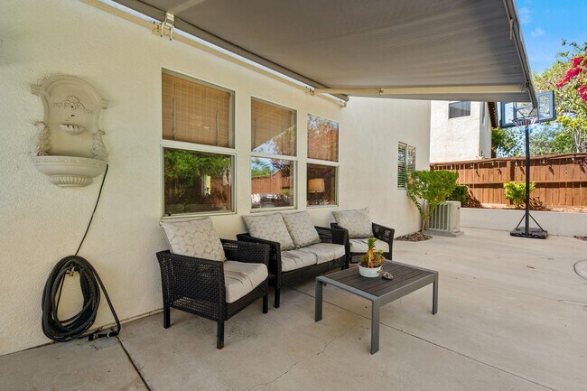 Building Photo - Gorgeous Eastlake Townhome!