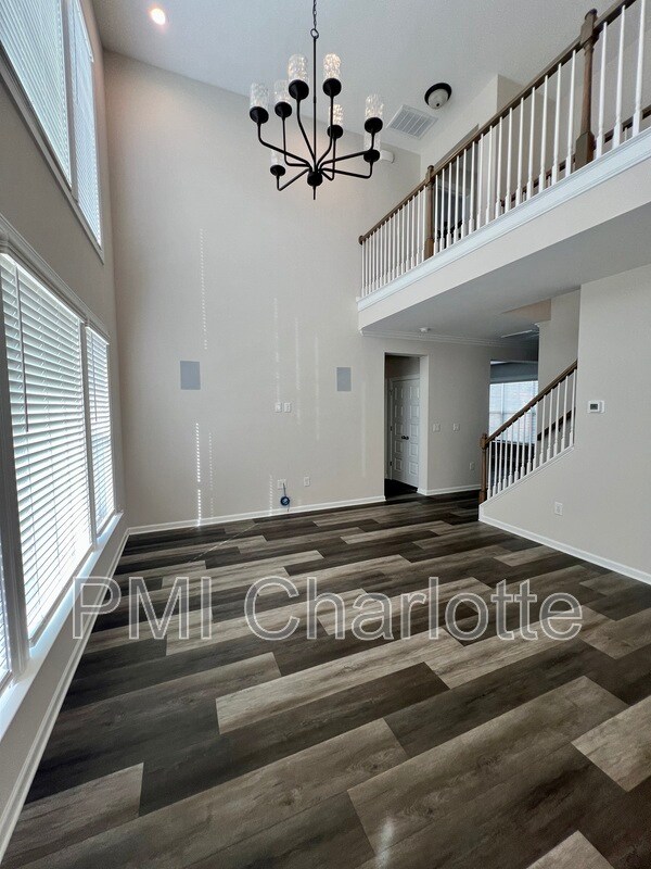 Building Photo - 1135 Overlake Dr