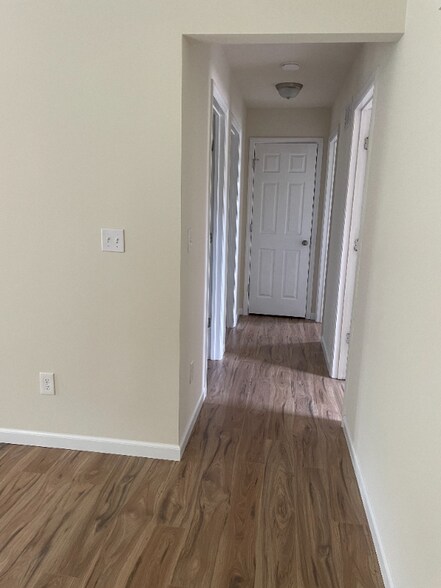 Building Photo - 60 Westhampton Ct