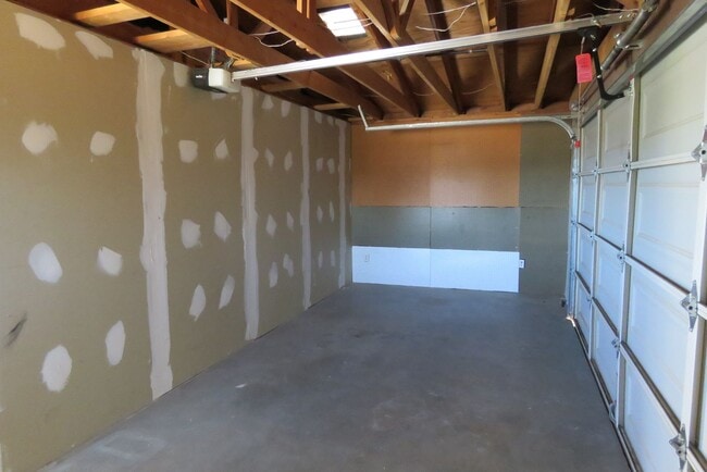 Building Photo - Sweet home in quiet neighborhood!