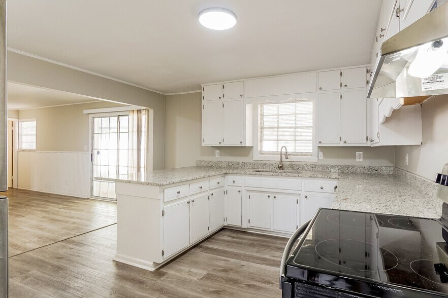 Building Photo - 2165 Circle Dr