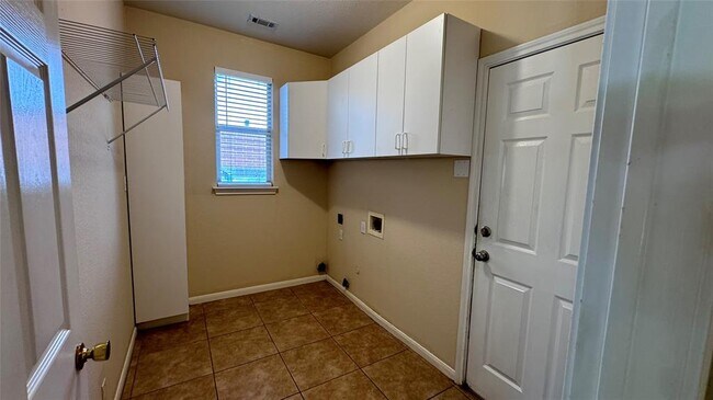 Building Photo - 2211 Bent Bow Dr