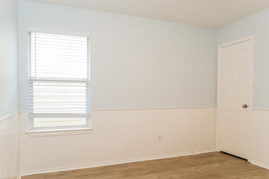 Building Photo - 9867 Walnut Hill Dr