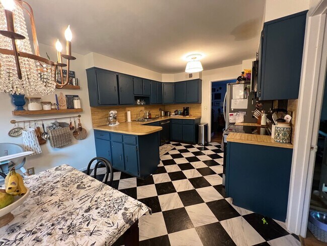 Building Photo - Spacious Well Maintained 3 Bedroom 2.5-Bat...