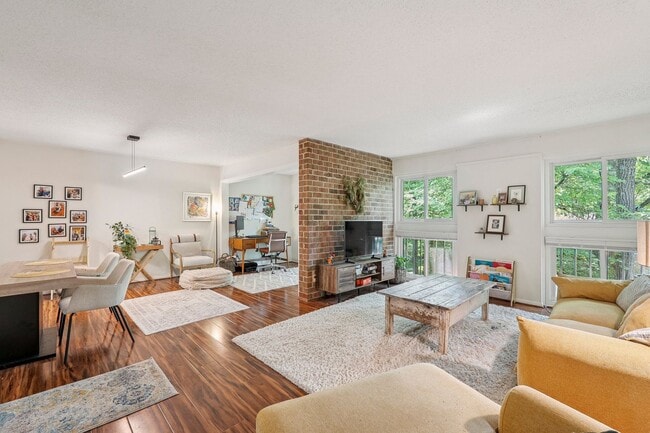Building Photo - Top-floor condo located in the charming La...