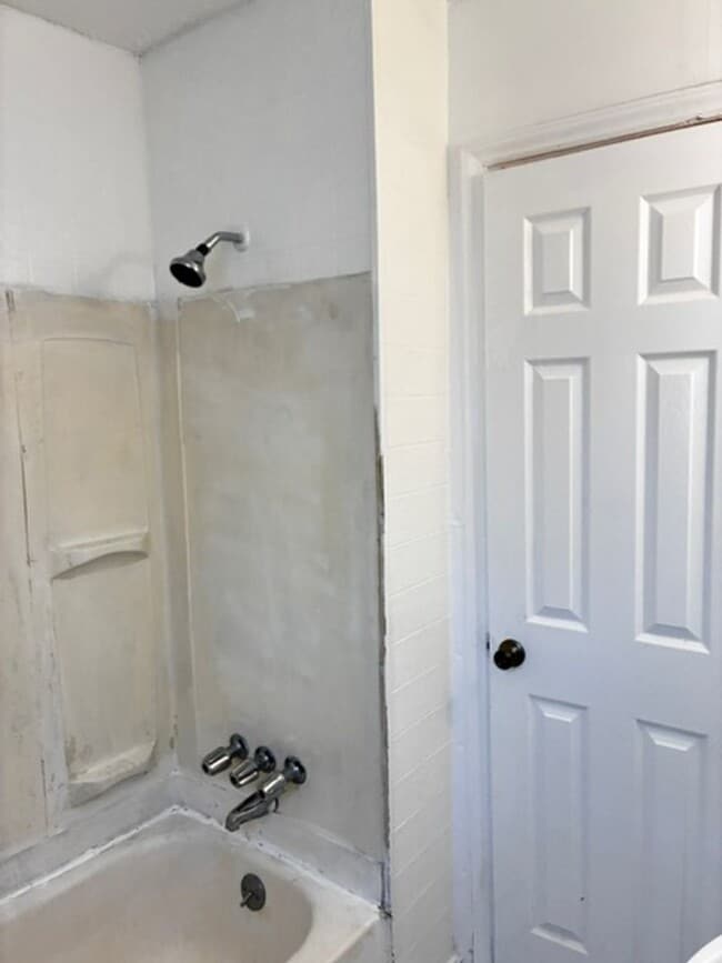 Building Photo - Updated 2BR Home with Large Yard in Batesburg