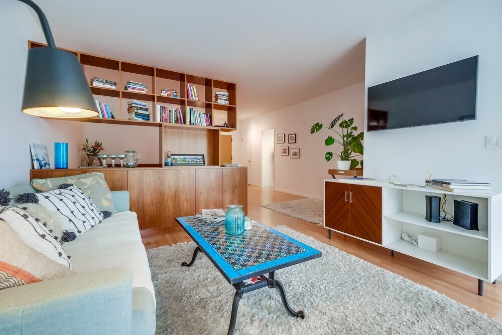 Building Photo - 999 N Doheny Dr