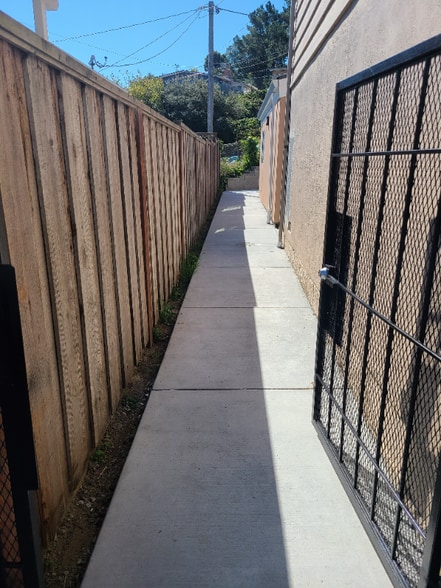 Building Photo - 2661 Valleywood Dr