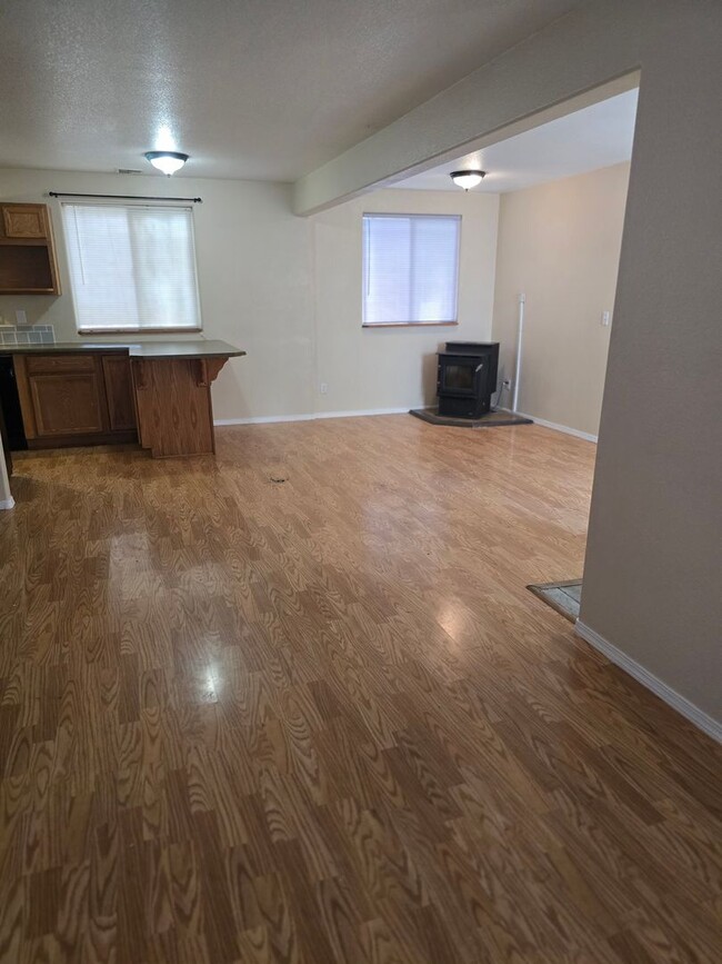 Building Photo - 3 bed 2 bath Home for Rent in Grants Pass