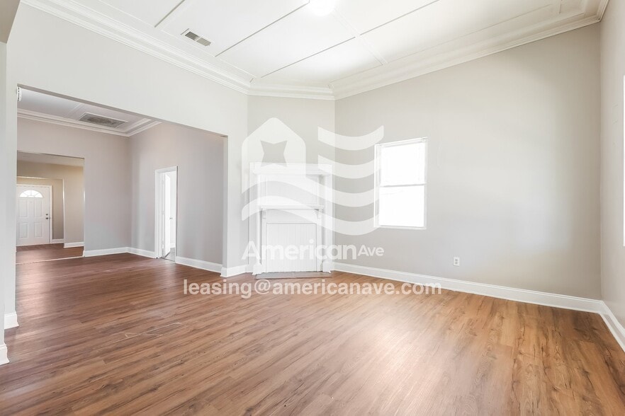 Building Photo - 119 Wellington St