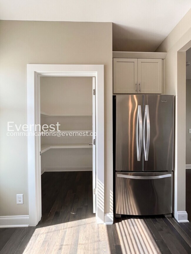 Building Photo - Spacious 3-Bed/3.5 Bath Townhome/ Available Now!