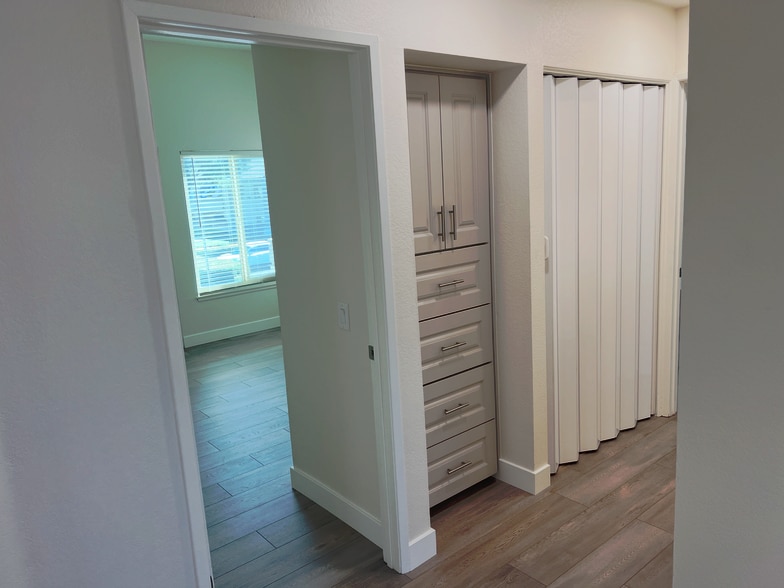 Hallway with linen & laundry area - 8 Town and Country Rd