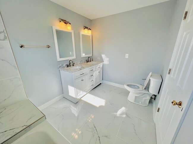 Building Photo - 925 Sheridan Cir