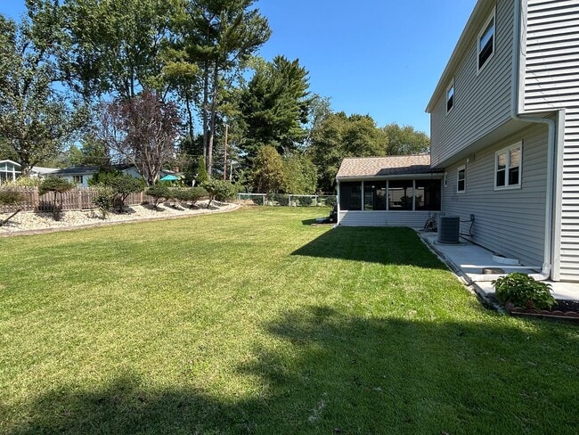 Building Photo - 118 Country Club Dr