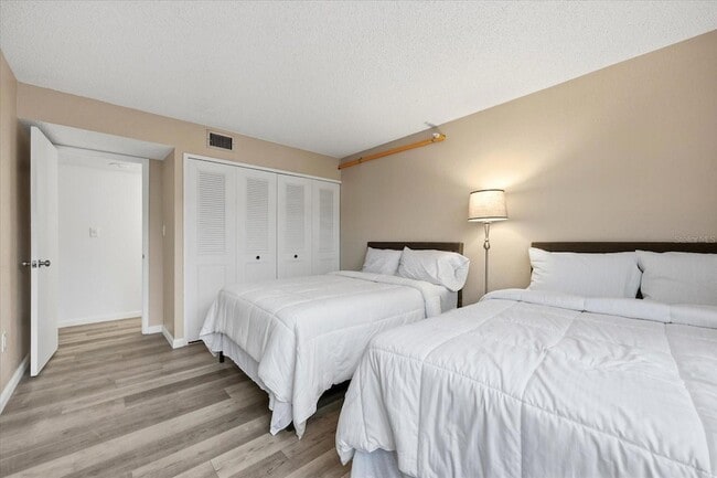 Building Photo - 400 Island Way