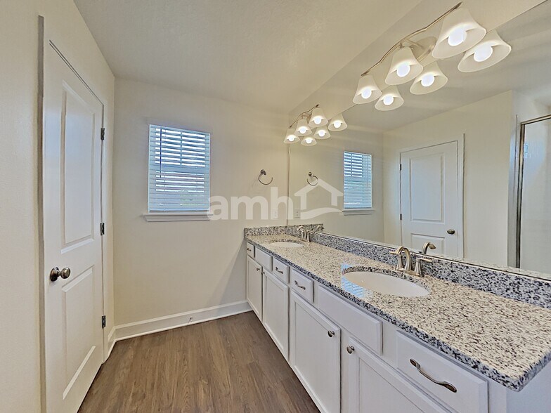 Building Photo - 310 Pine Terrace Dr