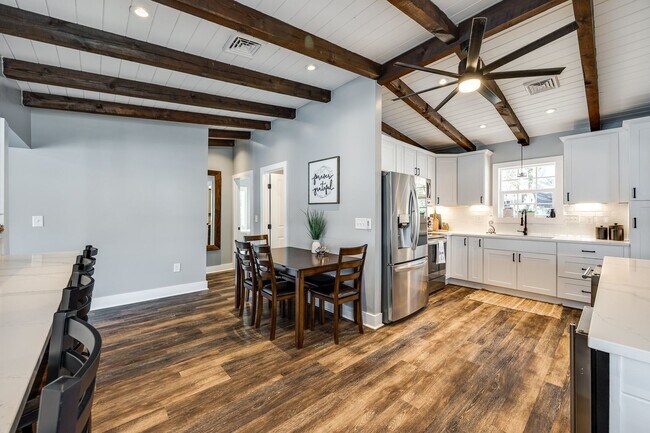 Building Photo - Beautiful Short term 2 bedroom 2 bath full...