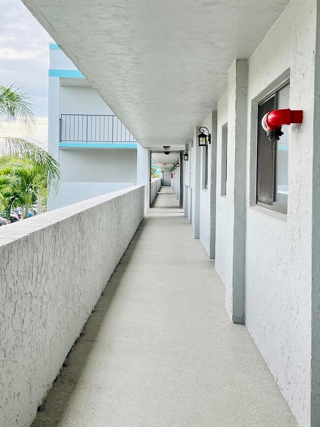 Building Photo - 4725 Lucerne Lakes Blvd E