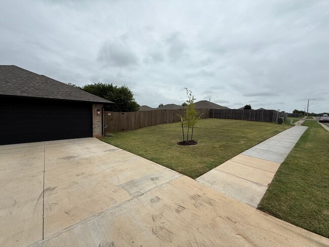 Building Photo - Don't Miss this STUNNING, true 4 bed, 2 ba...