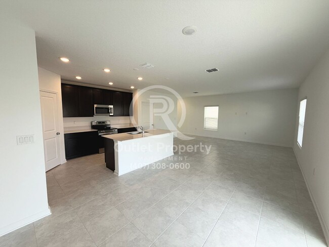 Building Photo - Fantastic 4 Bedrooms, 2.5 Bathrooms New Co...