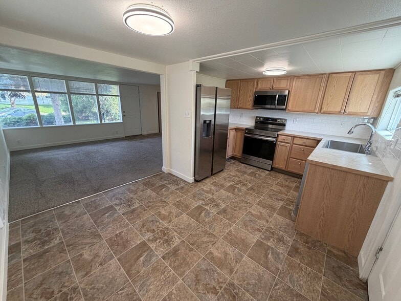 Building Photo - 919 Snow