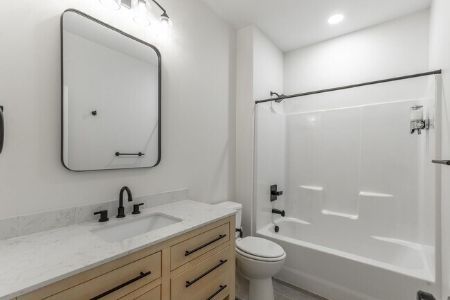 Building Photo - 1124 Garfield St