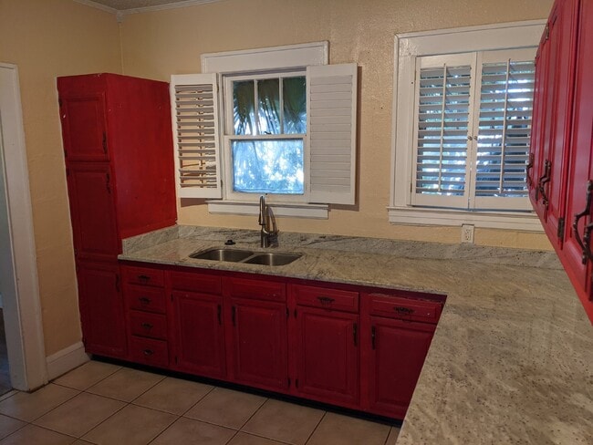 Building Photo - Avondale Beauty on the market!