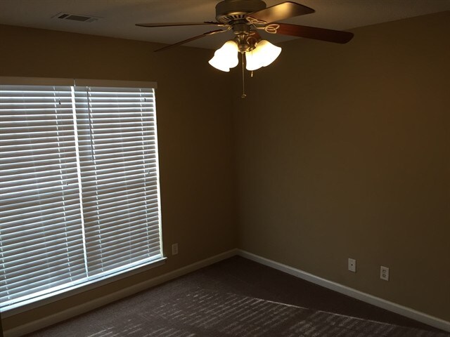 Building Photo - 126 W Tahoe Dr
