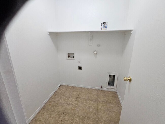 Building Photo - Clean THREE Bedroom Home For Rent