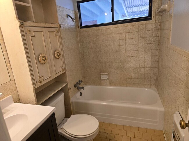 Building Photo - New Paint & New laminate flooring throughout home!!