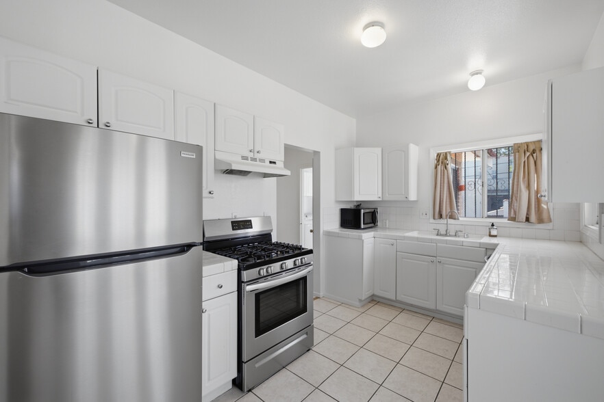 Building Photo - 1097 S Orange Dr
