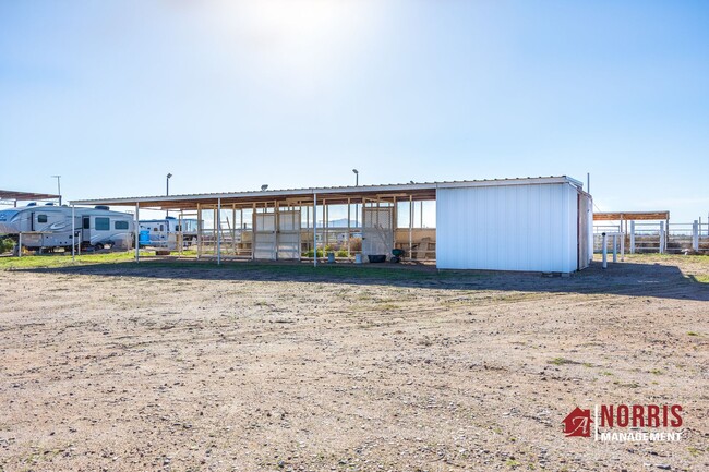 Building Photo - HORSE Property!! You Have Found a Gem