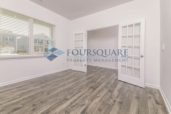 Building Photo - Spacious 3-Bed Home with Loft, Modern Kitc...