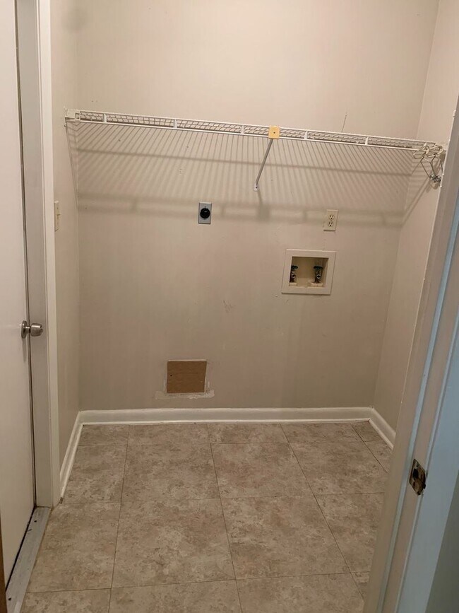 Building Photo - End unit in Tiffany, Look! SubLease