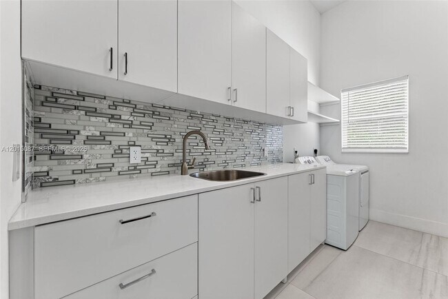 Building Photo - 2400 SW 112th Ave