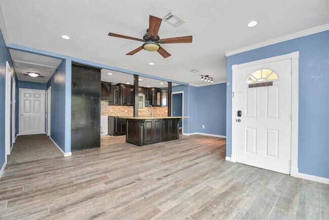 Building Photo - 1404 Briarwood Dr