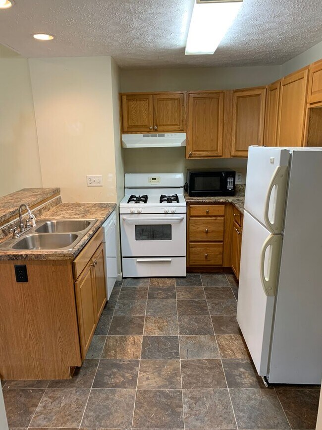 Building Photo - 5 bedroom Available!!  ***AUG 2027*** 5 bed, 3 bath Near Kirkwood!