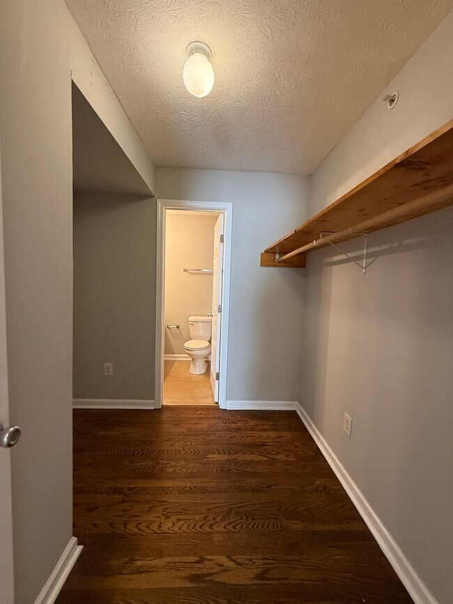 Building Photo - Completely Renovated 2 Bedroom / 2 Bathroom Apartment!