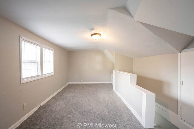 Building Photo - "Charming 3-Bedroom Haven with Spacious Living in Indianapolis – 2,190 Sq Ft of Comfort!"