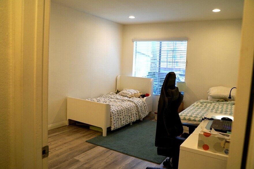 Building Photo - 21500 Burbank Blvd