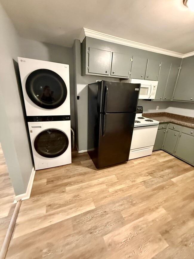 Building Photo - Cute Renovated Duplex in 37206 for $1500/Mo