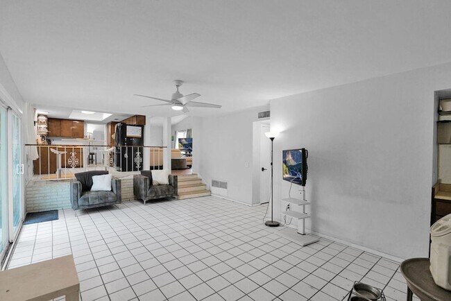 Building Photo - 2420 W Mandalay Ln