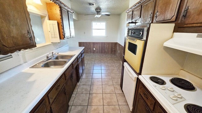 Building Photo - Charming 3-Bedroom Home in the Moore School District