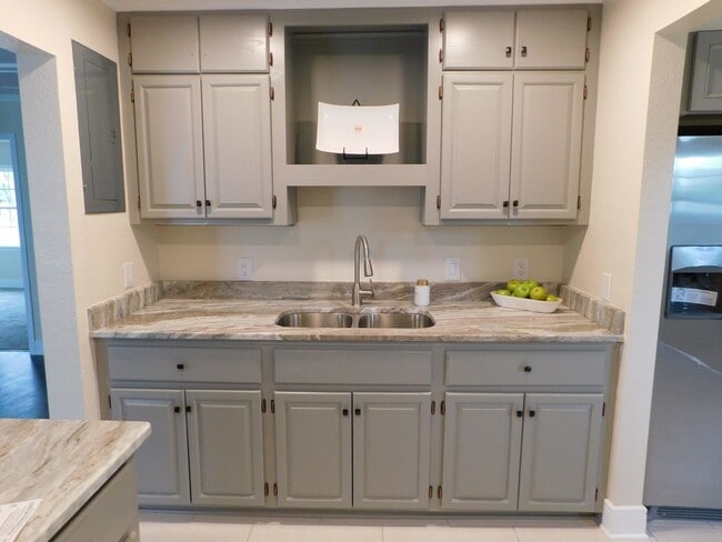 Building Photo - Completely Renovated 3 bed, 2bath home