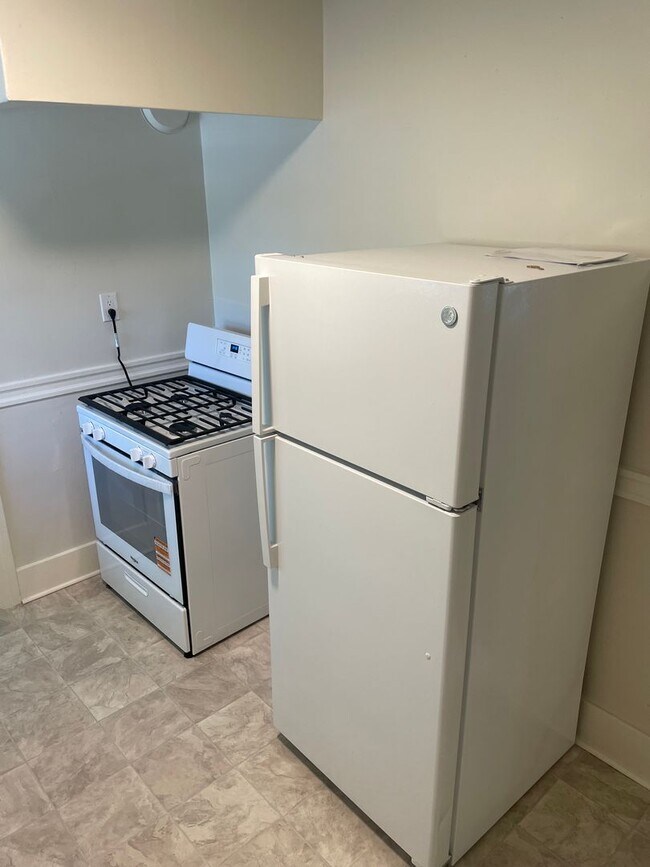 Building Photo - Two Bedroom 1 Bathroom Upstairs Unit