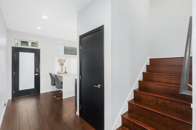 Building Photo - Spacious Judkins Park Townhouse- Parking-Lightrail
