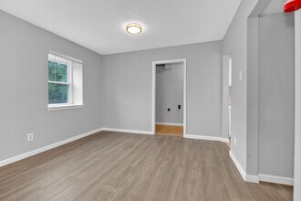 Building Photo - 521 Spring Dr